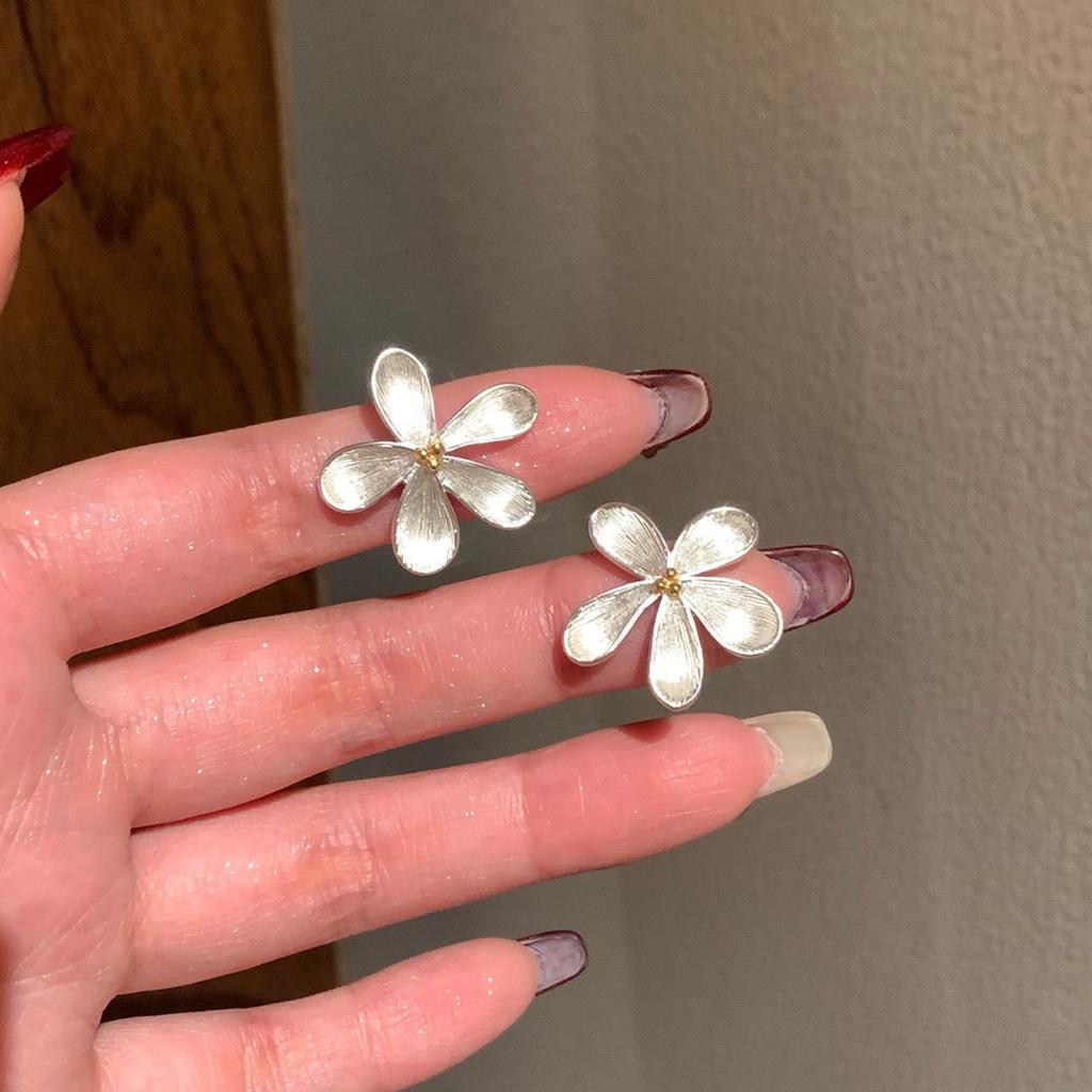Spring and summer daisy flower earrings niche fresh temperament high sense beautiful super fairy stud earrings women