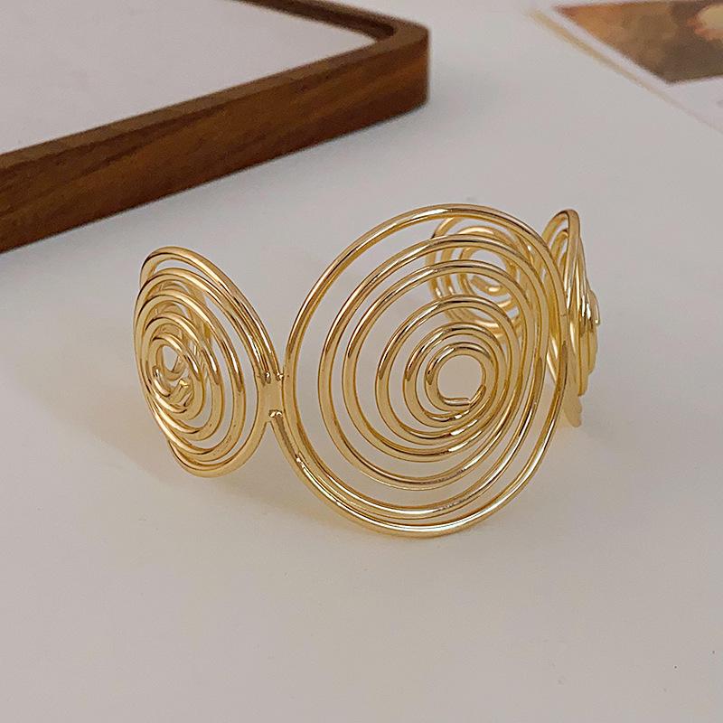 European & American Pleated Metal Bangle: Elegant Cold-Style Bracelet with High-End Luxury Design