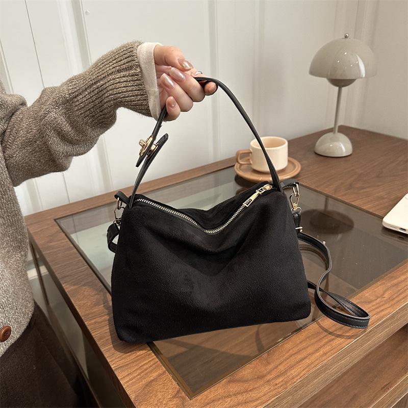 **Retro Frosted Suede Plush Underarm Bag - Women s Winter Versatile Crossbody Tote** чёрный