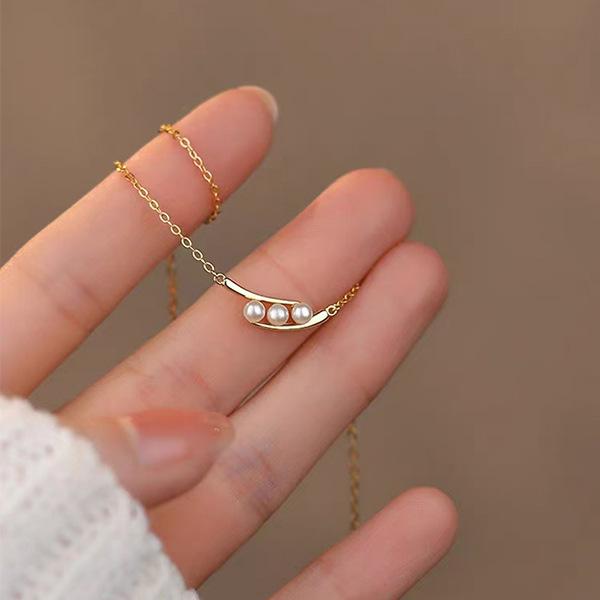 Women s Light Luxury Pea Pod Pearl Clavicle Necklace - Fashionable Niche Design Gift