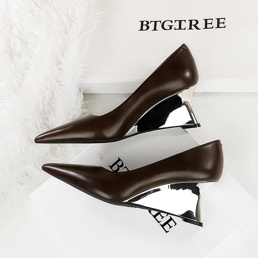 Damenschuhe, Keilabsätze, High Heels, Flache, spitze Keilschuhe aus Metall, Maßgefertigte Schuhe, High Heels