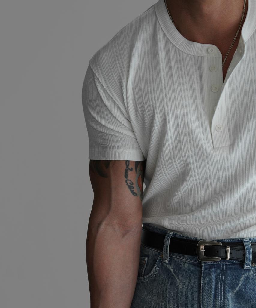Baulopeulodeogteu Pattern Muscle Henley Neck Short Sleeve Knit Tee [Ivory]