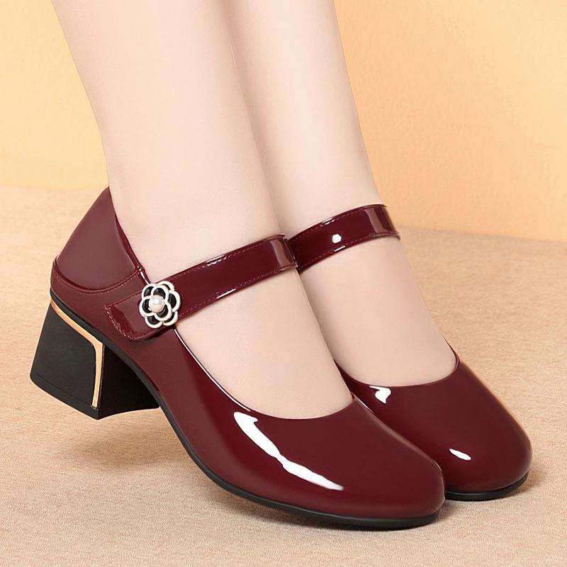 

Модная женская кожаная обувь Новый стиль Танцевальная обувь Обувь для мамы Мягкая подошва Толстый каблук Женская обувь Туфли на одной пуговице 35