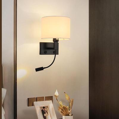 Moderne minimalistische Hotel-Bettwandleuchte mit Schwanenhals und rundem Stoffschirm