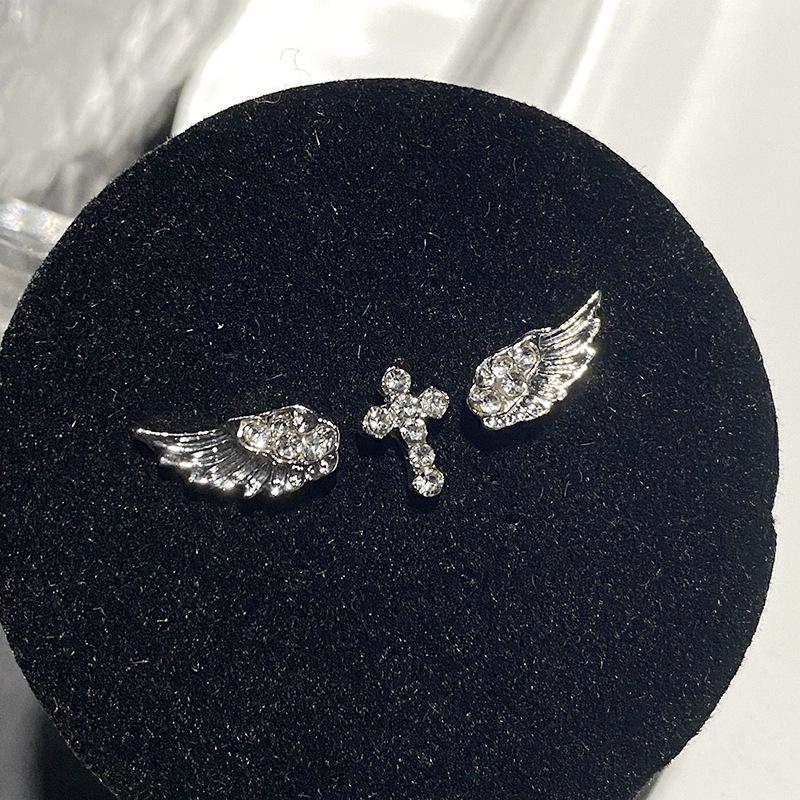 Set di 3/4 Paia di Orecchini Vintage Punk Rosa Zircone Ala Croce Stella Piercing all'Orecchio Gioielli Accessori Piercing alla Cartilagine dell'Orecchio