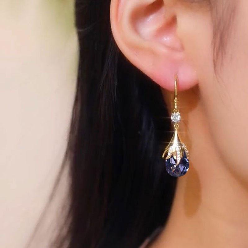 

Модні та елегантні сережки-підвіски з кристалами у формі краплі води One Size фіолетовий