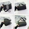 Mini-Duffle-Tasche aus Nylon mit drei vertikalen Streifen, verstellbarer breiter Gurt, lässige Sport-Umhängetasche für tägliches Fitness-Reisen