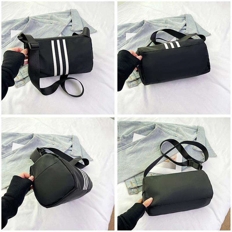 Mini-Duffle-Tasche aus Nylon mit drei vertikalen Streifen, verstellbarer breiter Gurt, lässige Sport-Umhängetasche für tägliches Fitness-Reisen