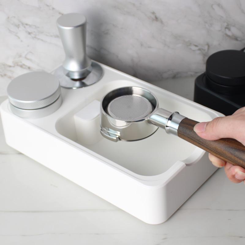 Multifunktionale Kaffeestation: Tamperbasis & Utensilienaufbewahrung