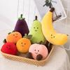 Peluche di Frutta Banana Pesca Pera Melanzana Bambola Cartone Animato Peluche Ornamento Bambola Morbida Ripiena di Frutta Festa Casa Tavolo Decorazione Regali Creativi