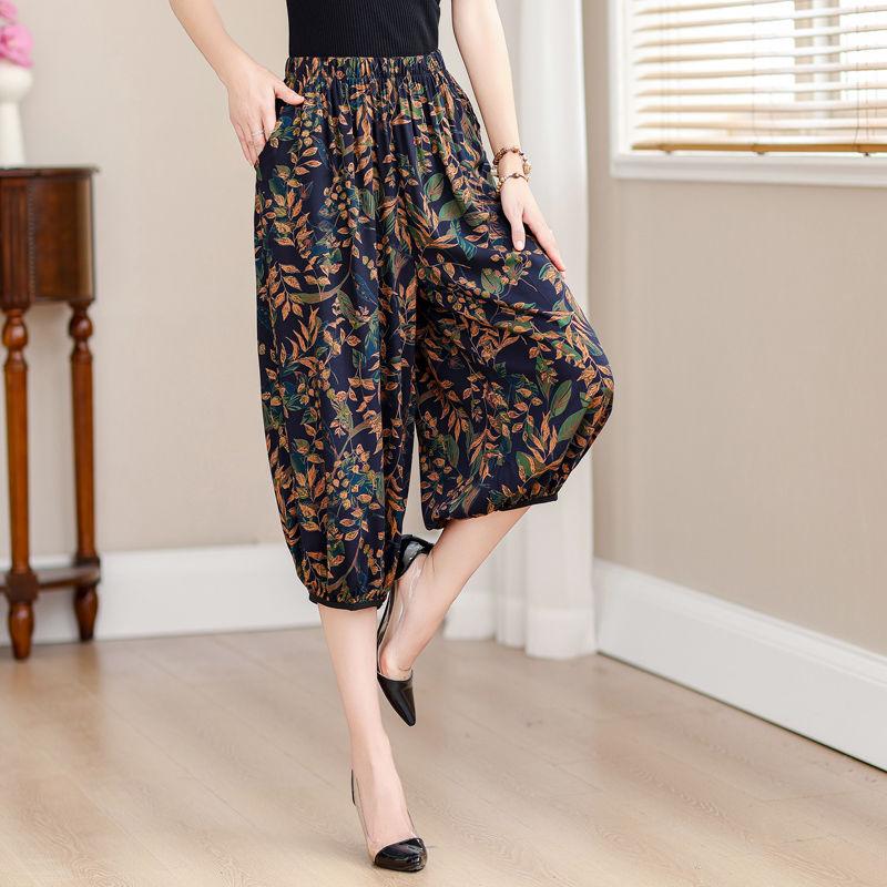 Sommer Baumwoll-Seide Sieben-Punkt Blumenhose für ältere Mütter Elastischer Bund Laternenhose Lässige Strandhose