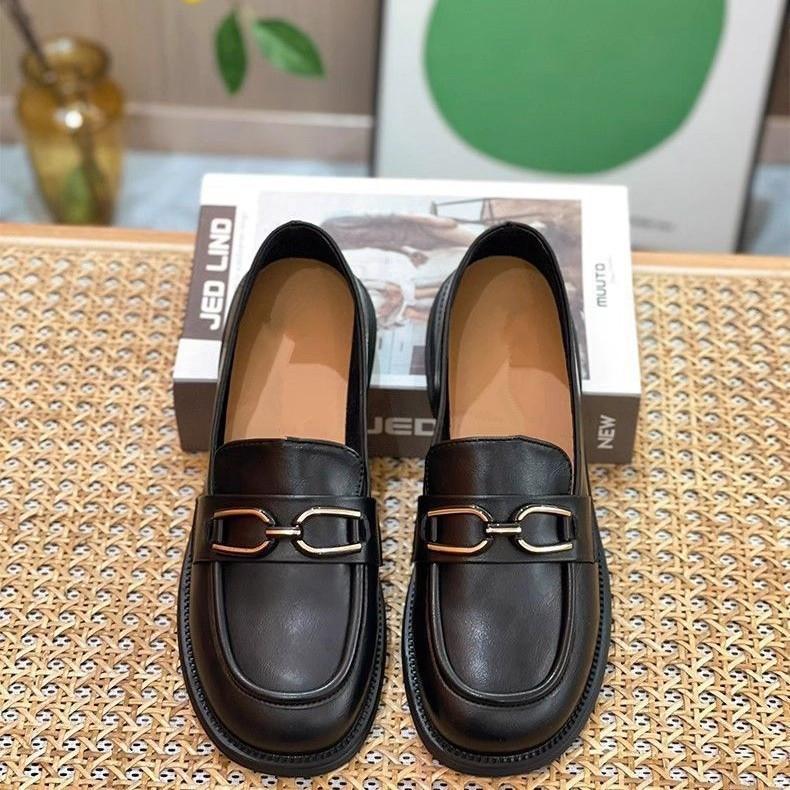 Mocassini super morbidi da donna 2025 nuovi scarpe piccole in pelle britanniche primavera ed estate scarpe da donna a un pedale popolari scarpe singole con suola piatta