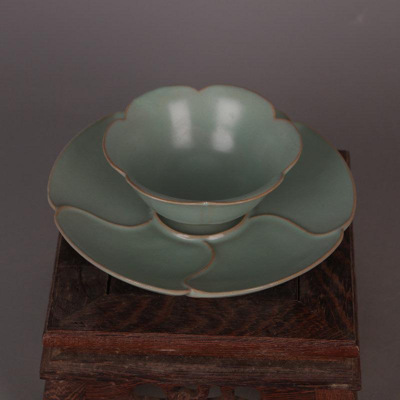 Ru Kiln Qingliang Temple Celadon Lotus Leaf Rim Bowl - Antique Style Porcelain Collection.