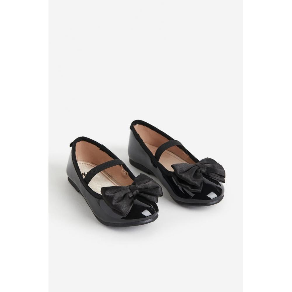 

Туфли на плоской подошве с аппликацией HM, черные