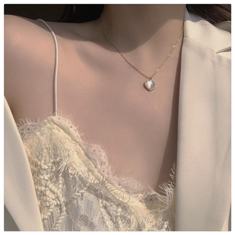 2023 Nouveau Collier Pendentif Amour Femmes Mignon Charme Élégant Clavicule Chaîne Fête Polyvalent Étudiant Cadeau Tempérament Flash Collier De Luxe