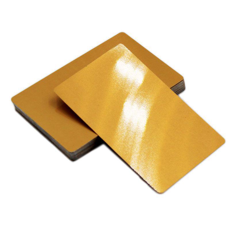 Lasergravurmaschine für Visitenkarten aus Aluminiummetall in Blau, Schwarz, Gold und Rot