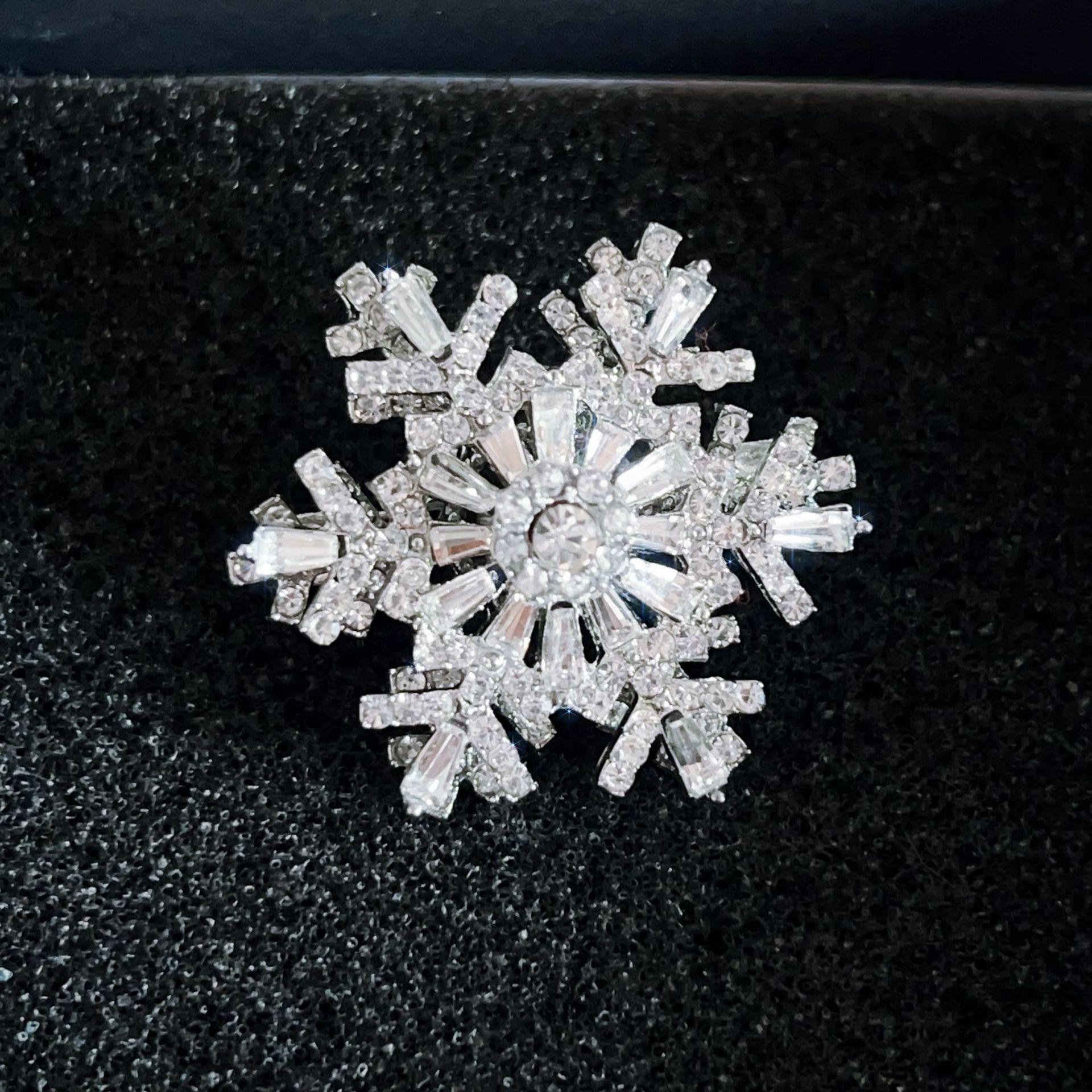 Вращающаяся брошь-снежинка для женщин - Высококачественная, Изысканная, Плиссированная блузка, Аксессуар, Высококачественная брошь-пояс, Цветок белый