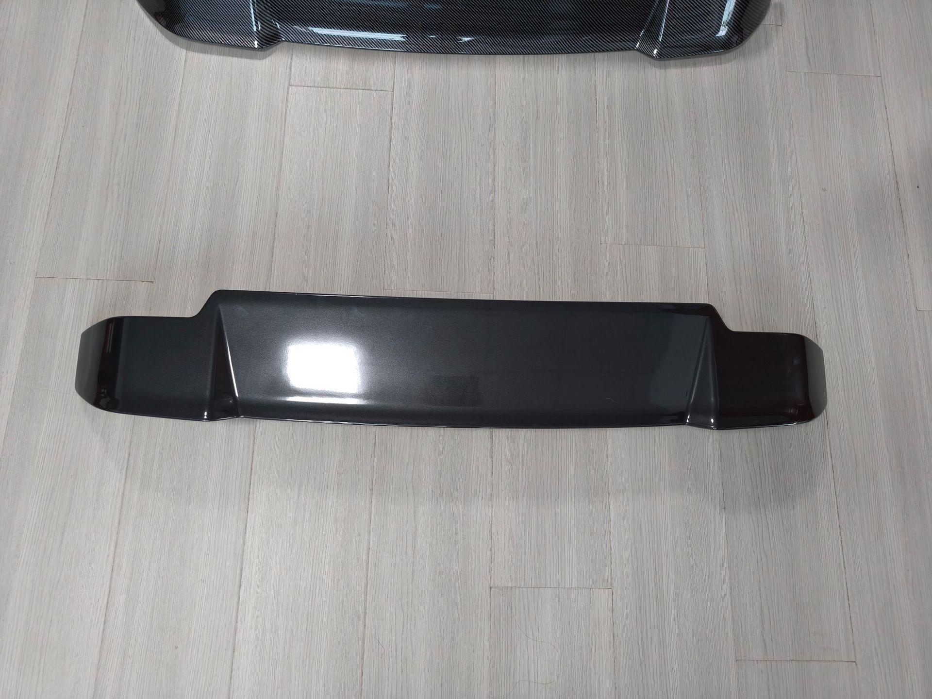 

2020+ Defender 90/110 Спойлер на крышу задней двери: Окрашенный ветровик без сверления