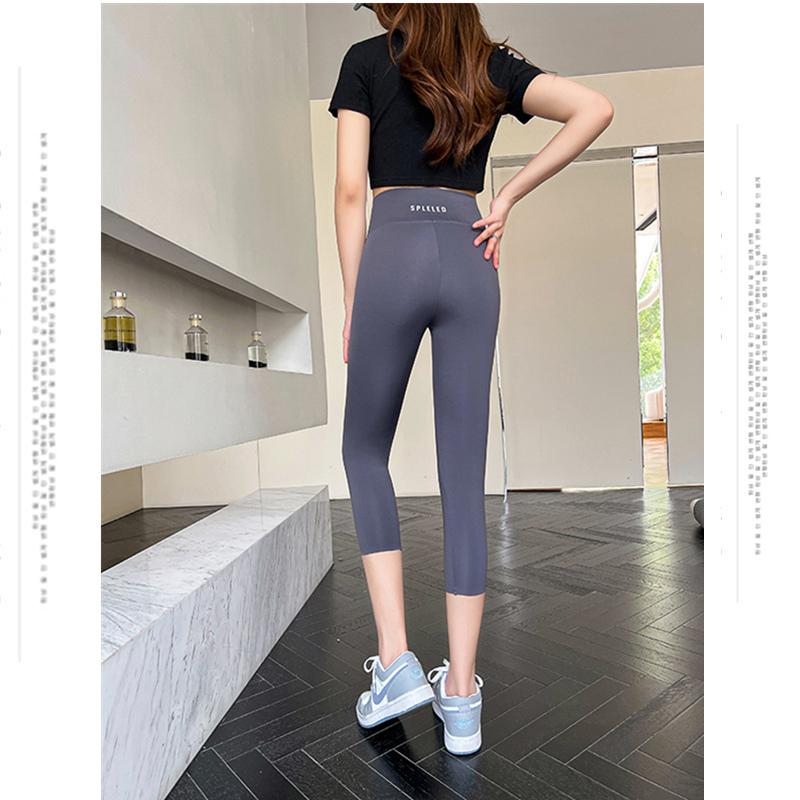 Летняя маленькая фигура в леггинсах с тонкой талией и подъемом бедер — фото 3