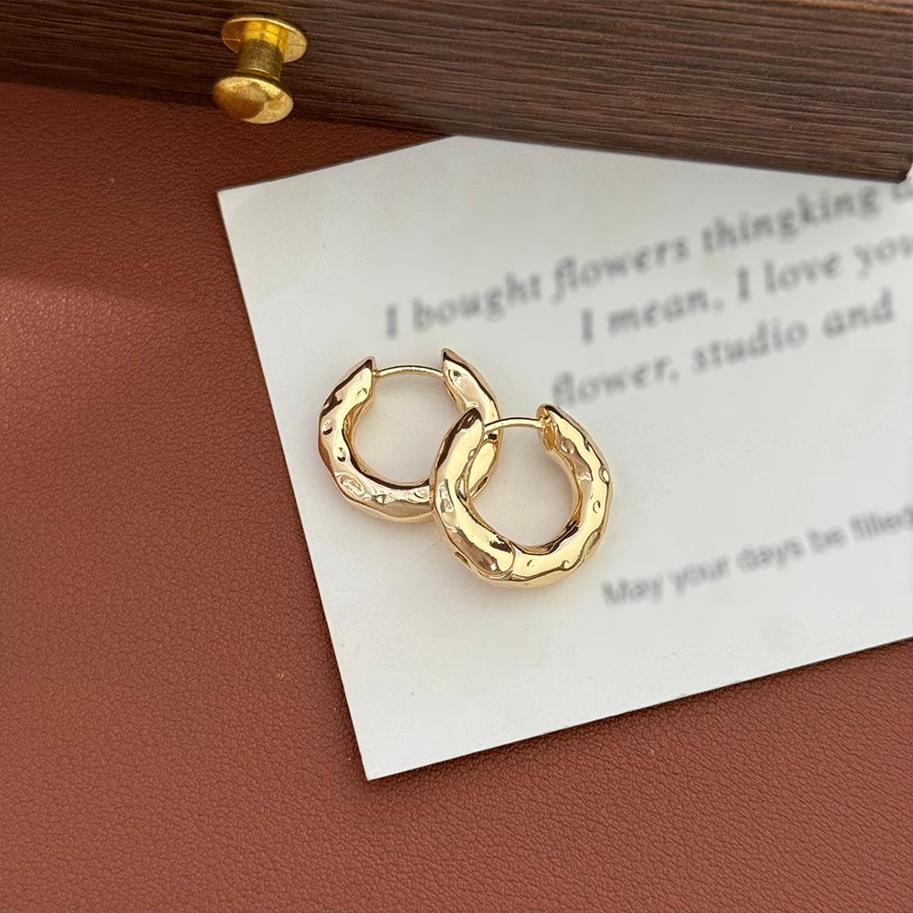 Exquisite European and American Style Hoop Earrings - Light Luxury, Super Shiny, Simple, and Stylish.