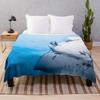 Manta con diseño de manta raya nadando en el océano azul