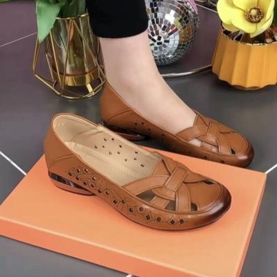 Sandálias de verão 2025 novas casuais vazadas para mães moda feminina couro macio respirável sapatos com furos de sola macia