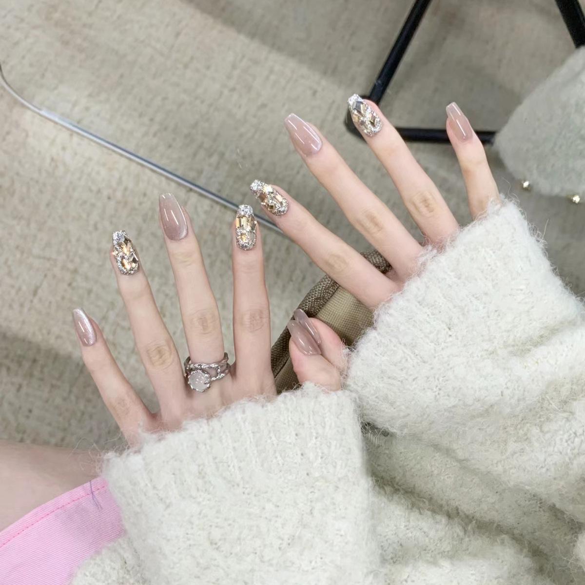 

2025 Cat Eye Wearable Nails: Medium-Length Champagne Tips for Students in Rich Lady Style Gold Topcoat