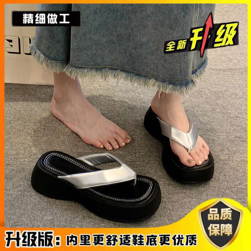 Versatile, Comfortable and Simple Thick-soled Beach Outer Wear Women's Models 2025 Summer New High-popularity Flip-flops Fashion Sandals