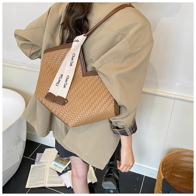 Retro Woven Bag Women's Large-capacity New Autumn and Winter Casual Shoulder Underarm Bag Commuter Tote Bag