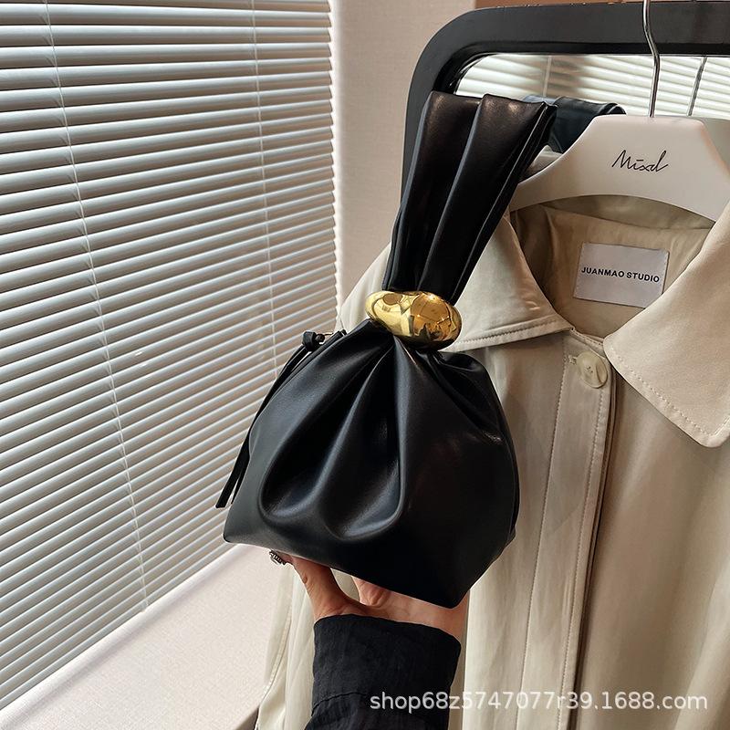 

Korean version of niche design temperament small bag women s autumn and winter 2025 new trendy retro pleated mini bucket bag чёрный