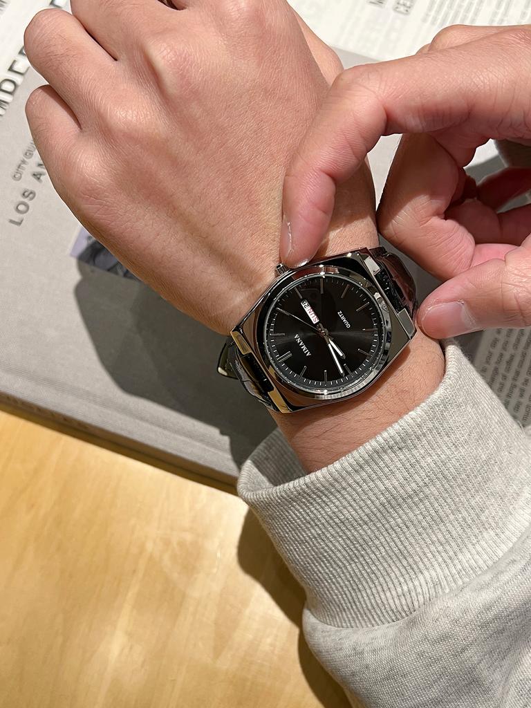 Unisex Leather Band Watch Classic Style Wristwatch for Men And Women