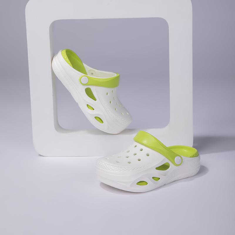 Sommer neue Kinder Strand Loch Schuhe Jungen Indoor Zuhause dicke Sohle rutschfest Mädchen Mode coole Hausschuhe Außenhandel