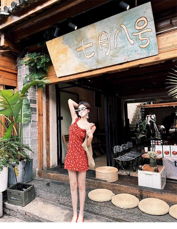 Women's French Retro Red Floral Spaghetti Strap Dress - Early Spring 2025 Edition, Petite Waist-Slimming Design.