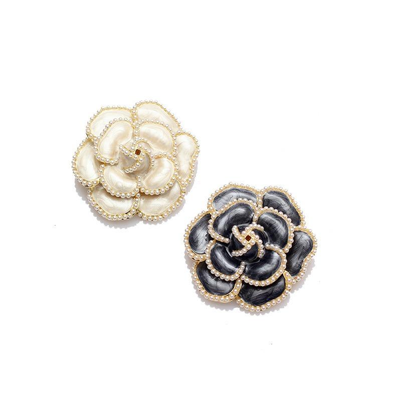 A Delicate Camellia Brooch for Women with A Delicate Fragrance Style, A Retro Suit Sweater Pin