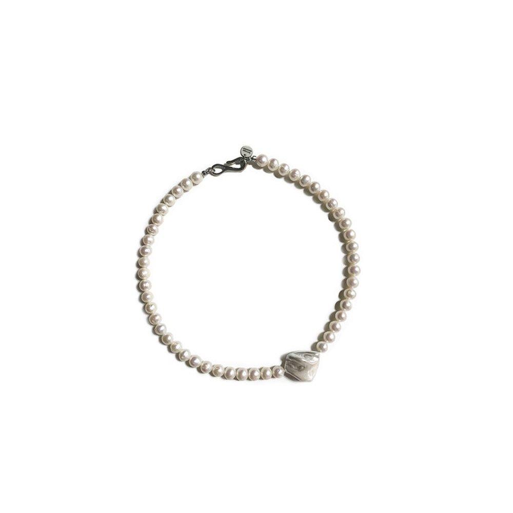 One Wiggly Pearl Choker