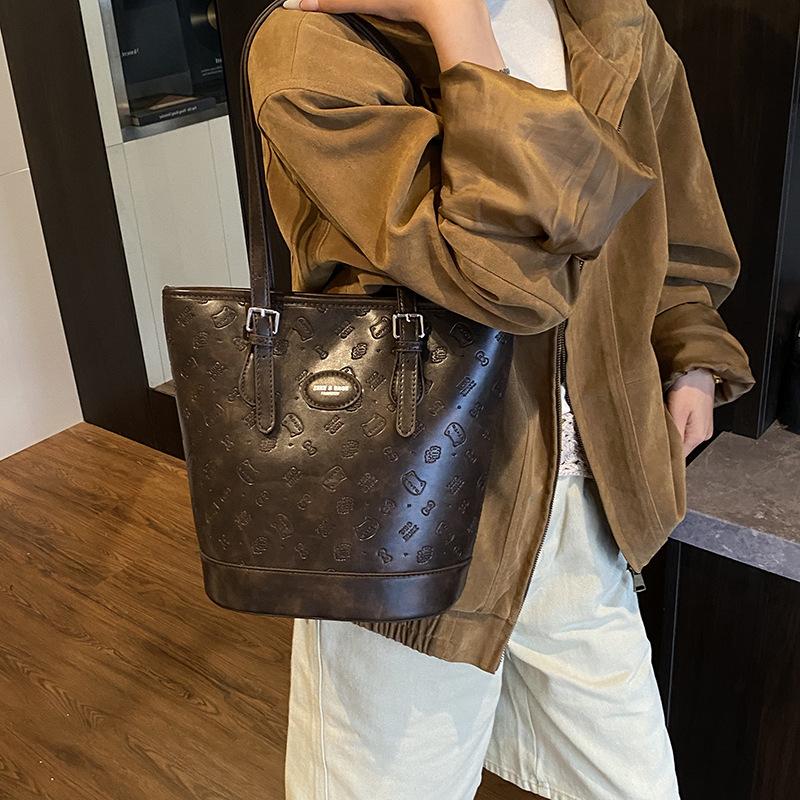 Retro bag women's large capacity 2025 new autumn and winter casual shoulder armpit bag popular commuter bucket bag this year