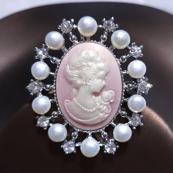 Stylish European & American Vintage Cameo Queen Brooch: Elegant Woman Head Lapel Pin Accessory