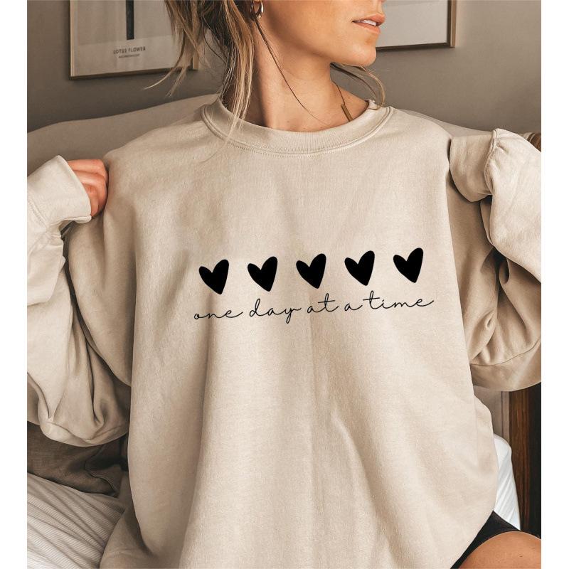 Women’s Autumn/Winter Heart Pattern Long Sleeve Round Neck Sweatshirt