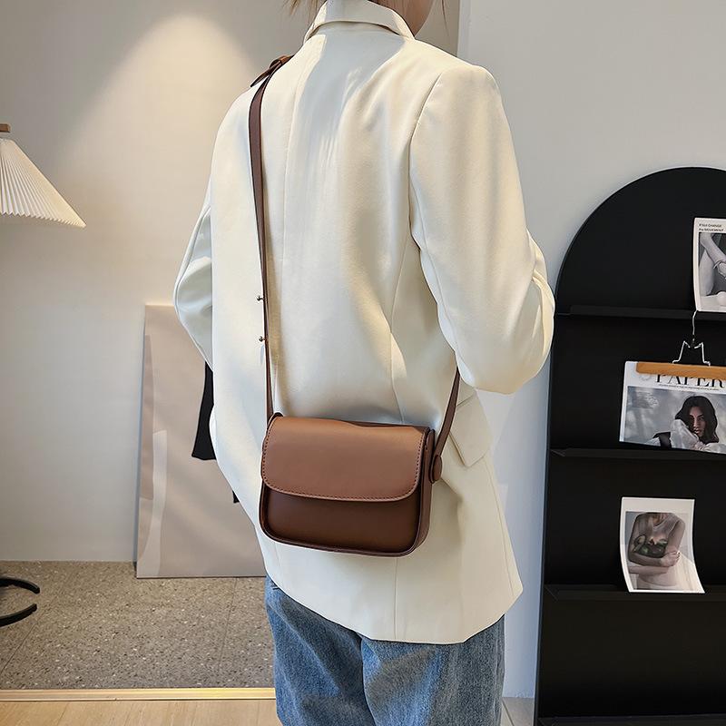 Small bag women's 2025 spring and summer new niche design casual messenger bag pu leather small square bag shoulder armpit bag