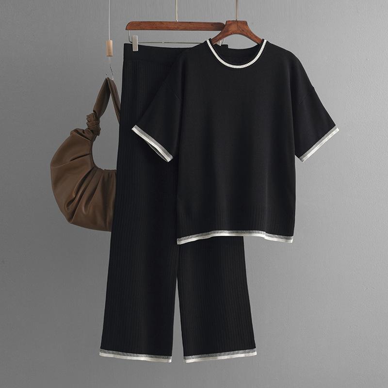 

HNXC Это комплект из двух предметов: летняя футболка с круглым вырезом и короткими рукавами, зауженные, стройнящие и драпирующиеся длинные брюки с отделкой контрастного цвета. One Size чёрный