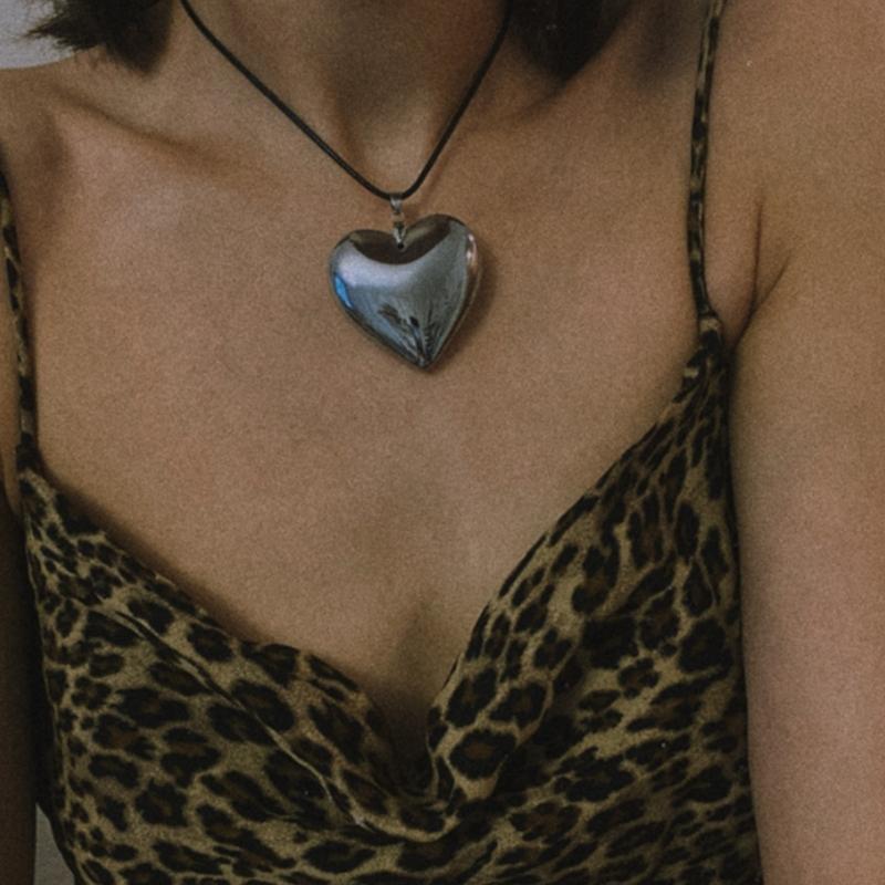 Fashion Trend Niche Sense Heart Leather Rope Collarbone Chain Temperament Simple Cold Wind Silver Love-shape Necklace