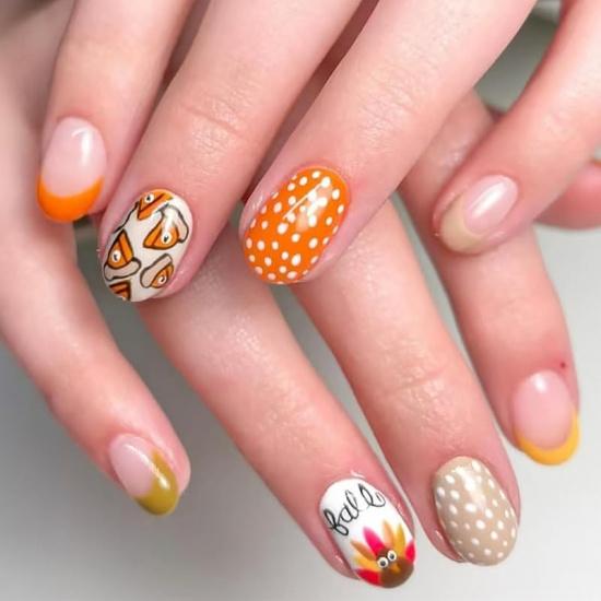 30Pcs Thanksgiving Press on Nails Short Round Shape French Tip Fake Nails with Pumpkin Pie Designs Full Cover Fall Acrylic Nails Thanksgiving Turkey