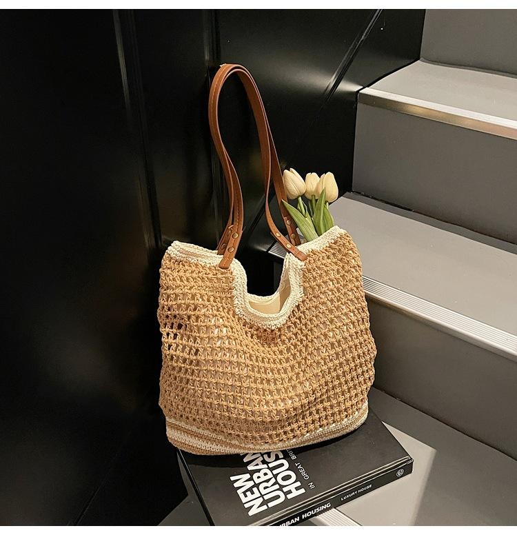 

Seaside vacation woven bag women s 2025 summer new commuter shoulder underarm bag hollow portable tote bag хаки