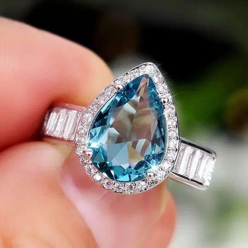 Nuovo Anello da Donna Hyperbole per Festa Cocktail Con Enorme Zircone Cubico Azzurro Montatura a Griffa Regalo di San Valentino per Moglie