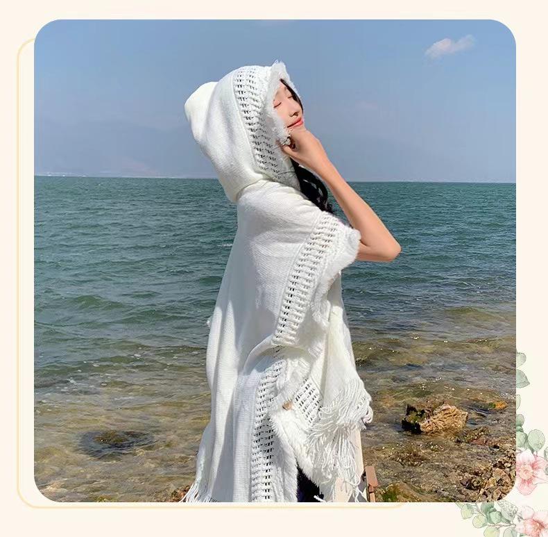 Cardigan da donna bohémien con cappuccio e nappe
