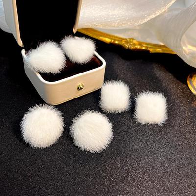 Orecchini di lusso con pompon di peluche bianco per donna: Design Elegante e Leggero