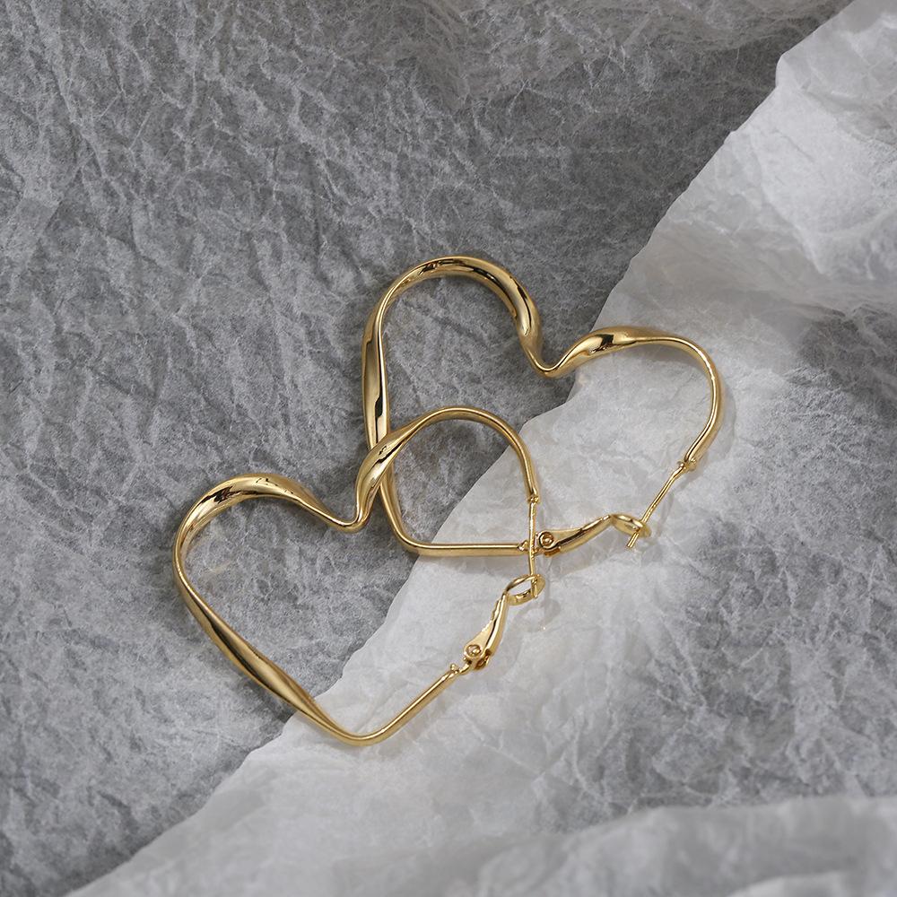 

Chic Heart Huggie Hoop Earrings Asymmetric Big Earrings For Women New Gold Color Fashion Jewelry Girl Gift