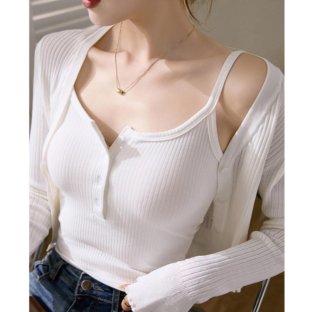 Lusi nosí v létě dámskou krátkou vestu na ramínka z čisté bavlny, sexy top s vysokým pasem odhalující pupík a spodní část.