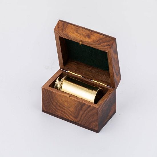 Vintage ręczny teleskop z brązowym drewnianym pudełkiem