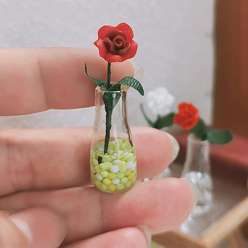 1Pcs Mini Rose Lily Flower Vase Model With Small Flower Doll House Furniture Scene Doll House Accessories Floral Decorations